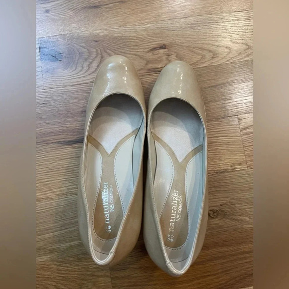 Naturalizer Lennox, Taupe Round Toe Patent Leather Pumps Size 9 - Picture 5 of 11